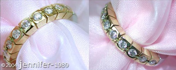 Goldener Diamantenring mit Bicolor-Fertigung, Detailaufnahme auf Satin.