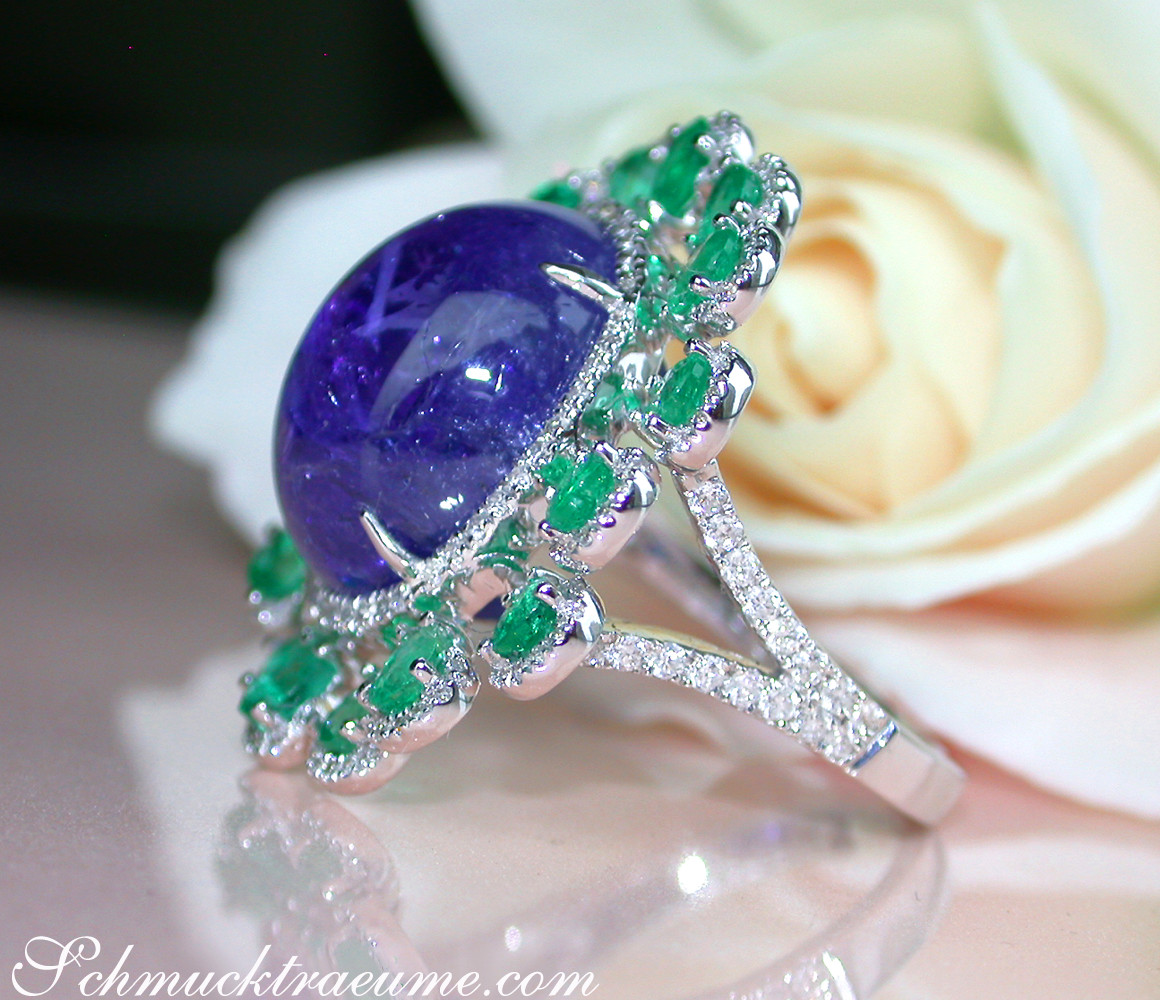 Opulenter Tansanit-Ring mit Smaragden und Brillanten, Detailaufnahme, Weißgold 750, Rosenhintergrund