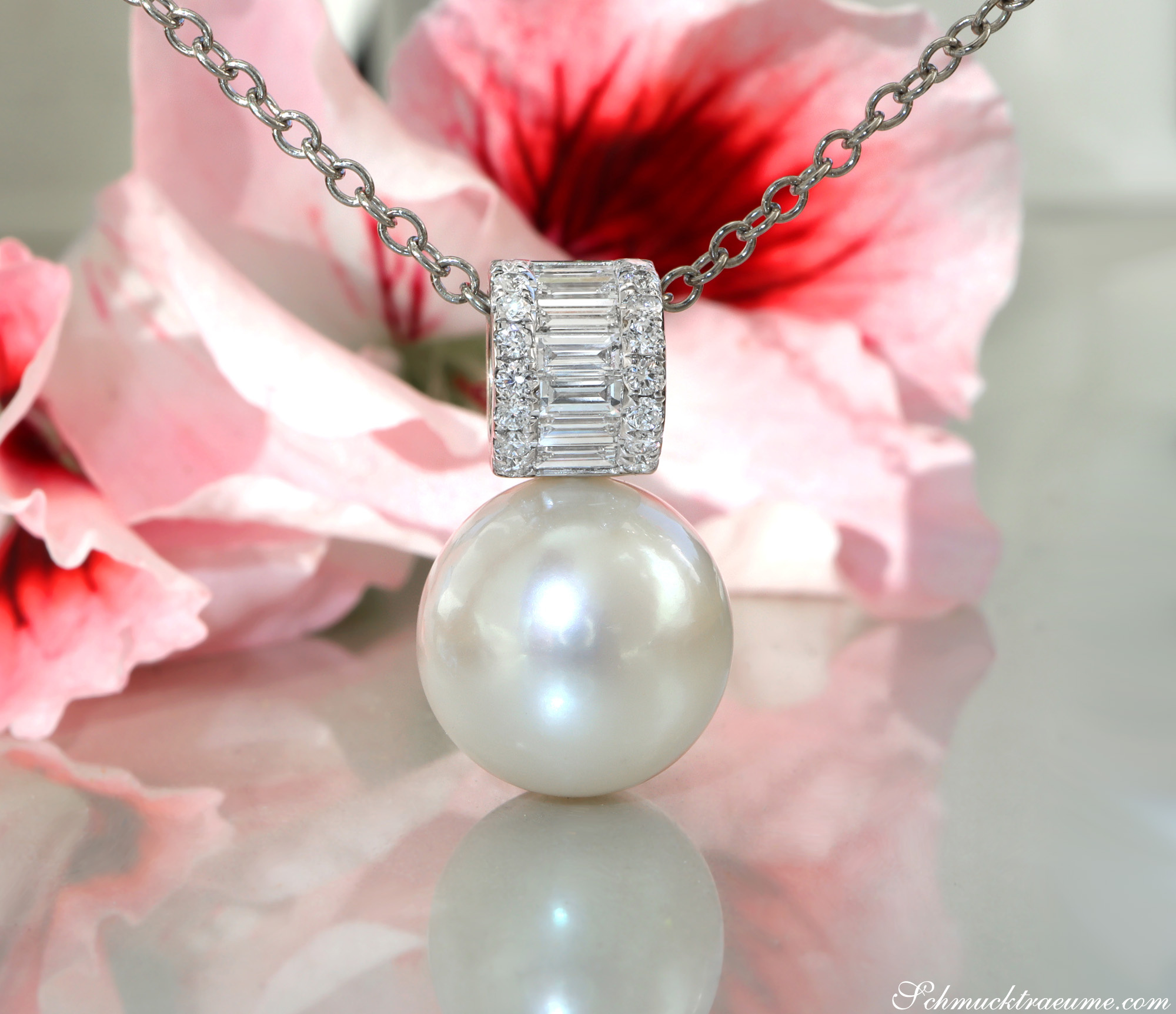 Detailansicht von Süßwasserperlen-Anhänger mit Baguette-Diamanten, zarte Kette, Blütenhintergrund