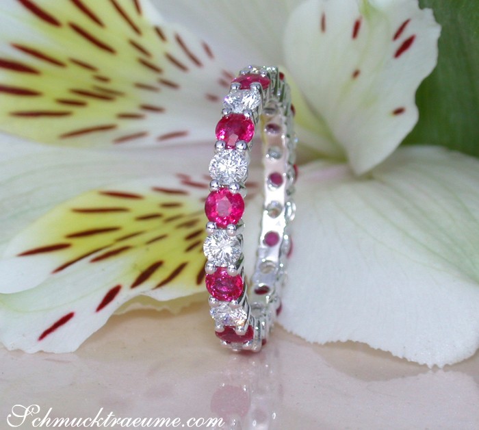 Feinster Diamanten Memory Ring mit Rubinen in Weißgold 750