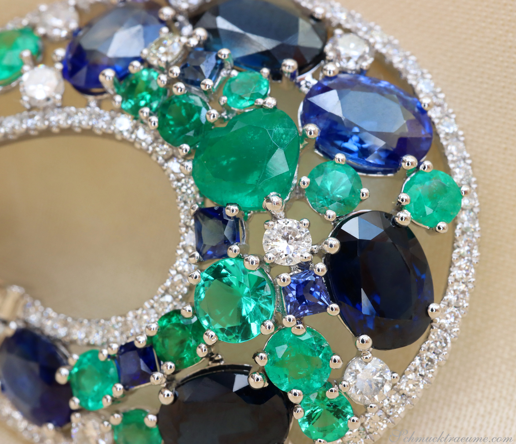 Detaillierte Ansicht von Luxus-Ohrgehängen mit Saphiren, Smaragden und Brillanten in Weißgold 750.