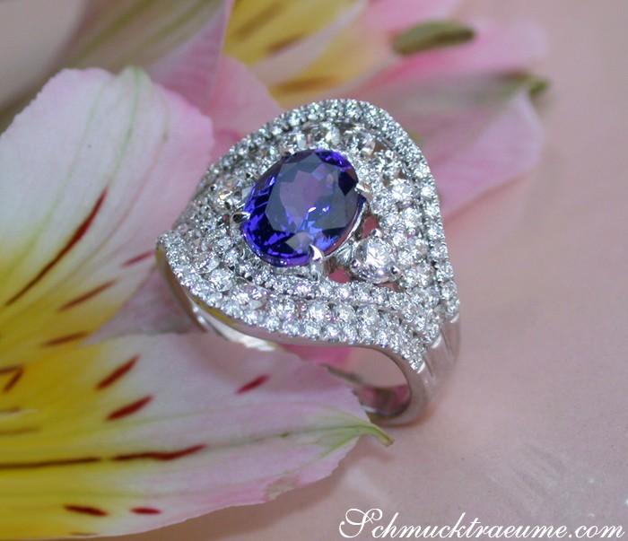 Weißgold-Tanzanit-Ring mit Brillanten, Detailaufnahme, sanfte Formen