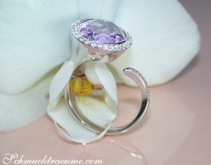 Klassischer Amethyst-Ring mit Brillanten auf Orchideenblüte