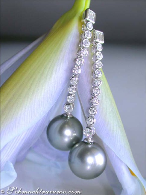 Detailansicht von Tahitiperlen-Ohrringen mit Brillanten, 750 Weißgold, 11-12 mm Perlen, elegant hängend.
