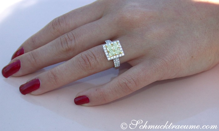 Detail des gelben Diamanten-Rings mit Brillanten auf weißer Hand