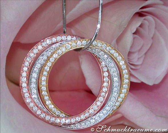 Kreisförmiger Brillantenanhänger aus Weiß-, Gelb- & Roségold, detailreich, elegant, auf Rosenblatt abgestellt