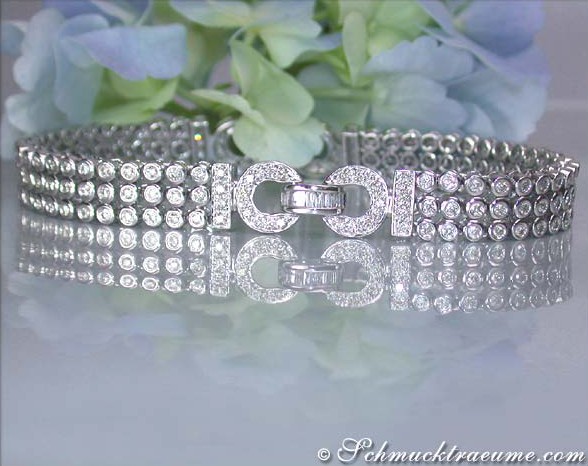 Diamanten-Armband in Weißgold 585 mit Blumen im Hintergrund