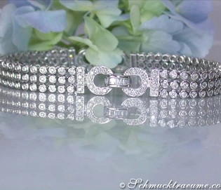 Diamanten-Armband in Weißgold 585 mit Blumen im Hintergrund