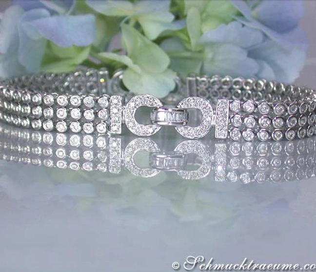 Diamanten-Armband in Weißgold 585 mit Blumen im Hintergrund Diamanten-Armband in Weißgold 585 mit Blumen im Hintergrund