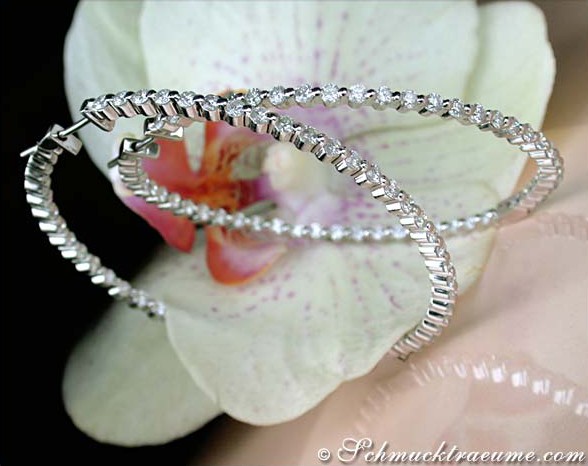 Detail der weißen Gold Creolen mit funkelnden Brillanten, großartiger Blickfang auf Orchidee.