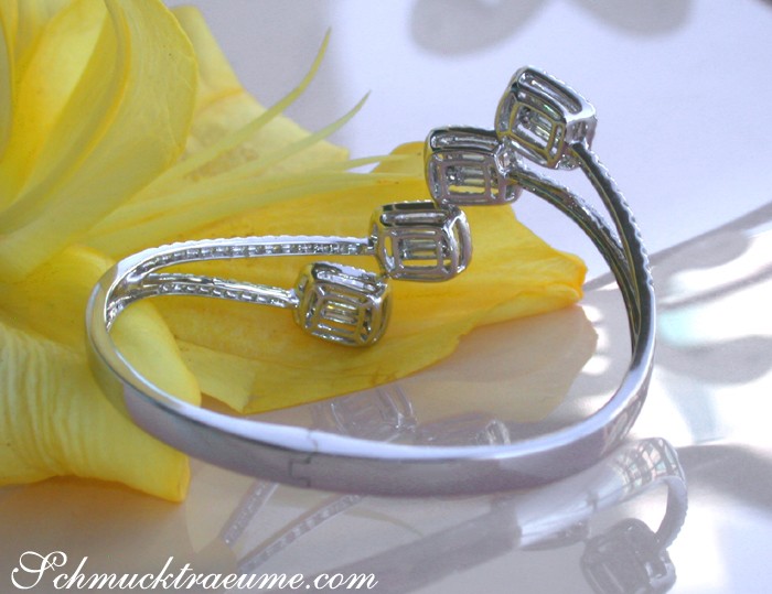 Weißgold-Armreif mit Baguette-Diamanten, Detailaufnahme, elegant, klar, luxuriös