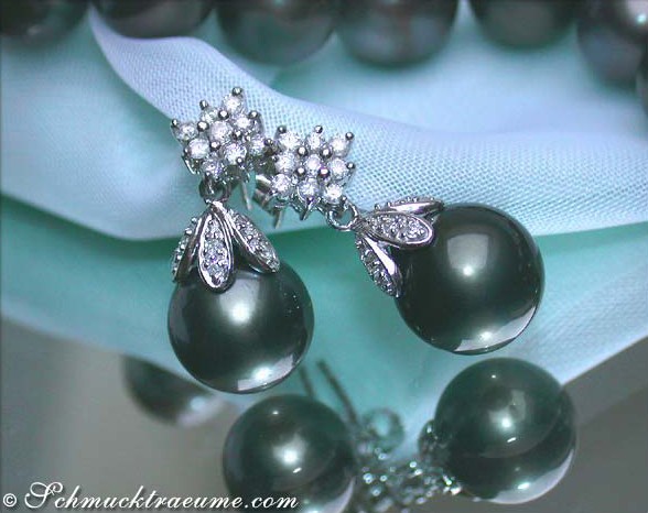 Edle Tahitiperlen mit Carré-Diamanten auf eleganten Ohrhängern