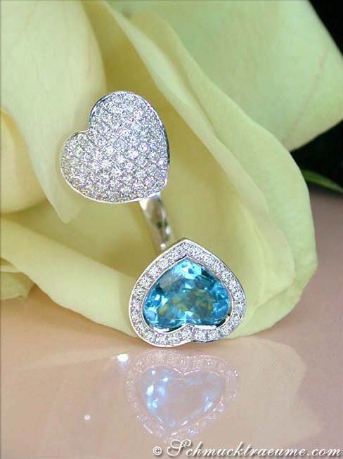 Herzform Blautopas-Ring mit Brillanten im Weißgold, Detailansicht auf Rosenblatt liegend