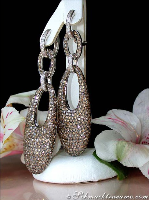 Ohrgehänge in Weißgold 750, braune & weiße Brillanten, lang, luxuriös