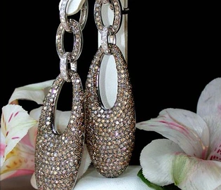 Ohrgehänge in Weißgold 750, braune & weiße Brillanten, lang, luxuriös