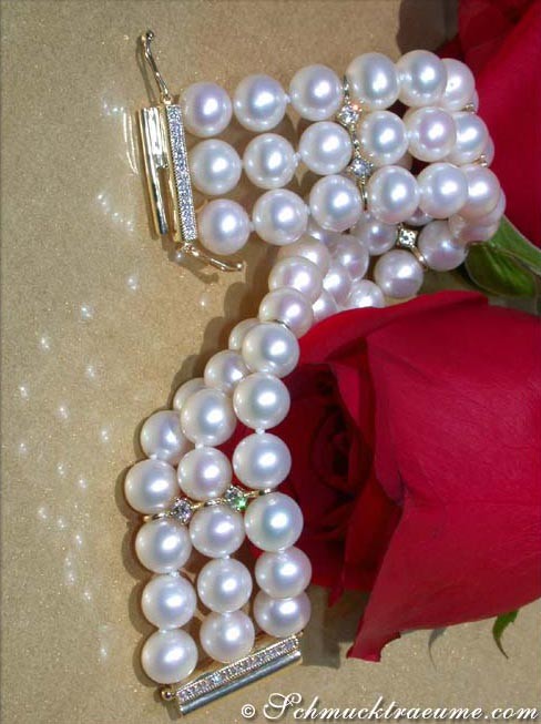 Perlenarmband mit Brillanten in Gelbgold 585, detailliertes Design, Rosenblüte im Hintergrund