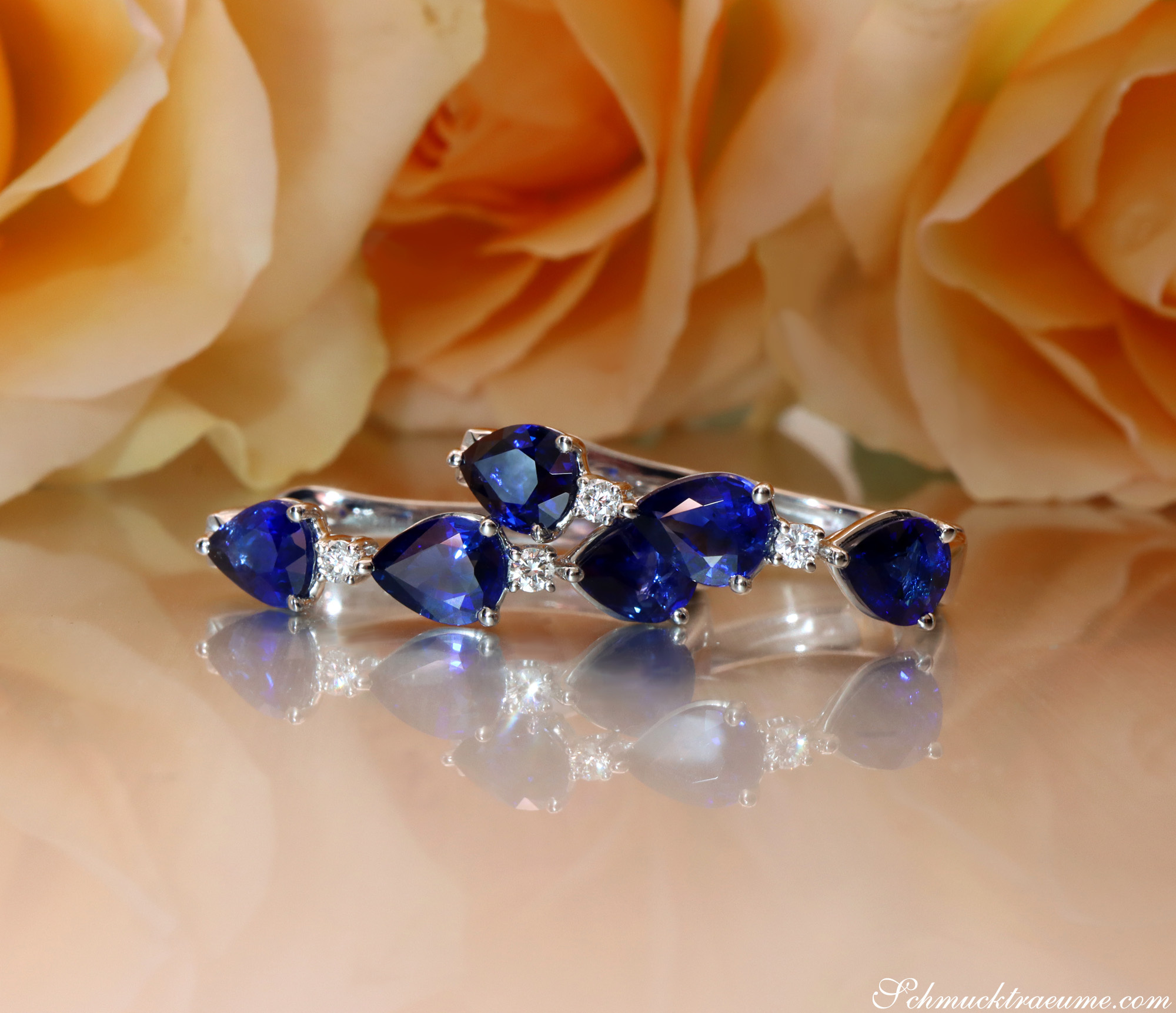 Weißgold 750 Creolen mit Saphir-Tropfen und Brillanten, Rosenhintergrund