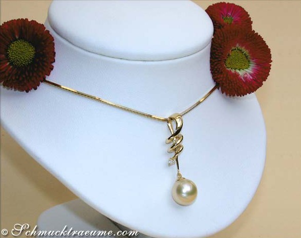 Goldener Südseeperlenanhänger mit 0.050 Karat Diamant, Perlendurchmesser 10-11 mm, auf weißer Perlenkette.