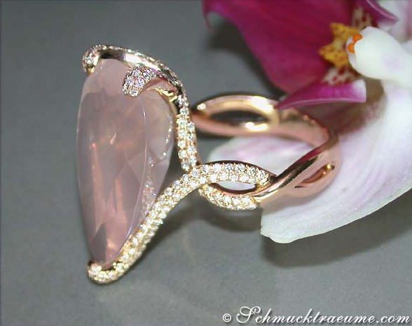 Rosenquarz-Tropfen-Ring mit Brillanten in Roségold, detailreich, elegant