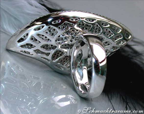Opulenter schwarzer Diamanten-Ring im Blatt-Design, Detailaufnahme, glänzende Verarbeitung