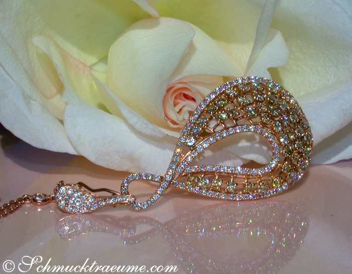 Goldener Diamantanhänger mit gelben und weißen Brillanten auf Rosenblüte