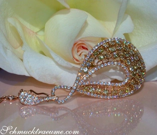 Goldener Diamantanhänger mit gelben und weißen Brillanten auf Rosenblüte