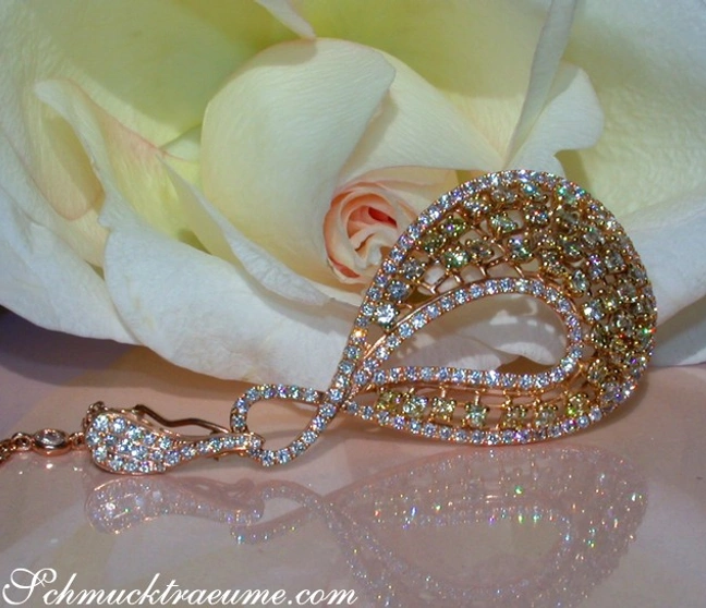 Goldener Diamantanhänger mit gelben und weißen Brillanten auf Rosenblüte Goldener Diamantanhänger mit gelben und weißen Brillanten auf Rosenblüte