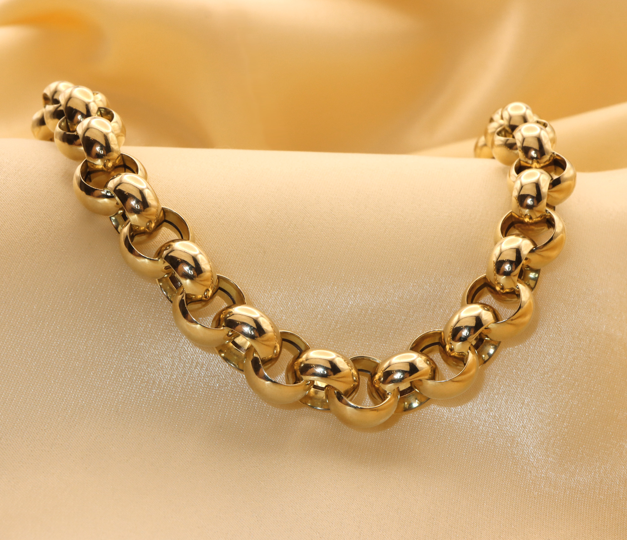 Goldene Halskette mit großem Kugelkranz in Gelbgold 585 auf cremefarbenem Stoff