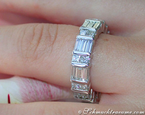 Details eines Diamanten Memory Ring in Weißgold, elegant auf Handfinger