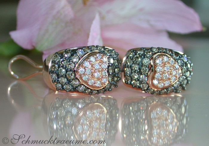 Detail der Herz-Ohrstecker mit braunen und weißen Brillanten, Roségold 585