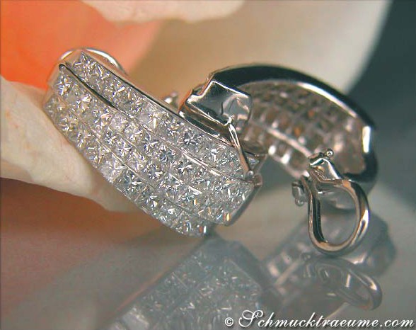 Detaillierte Halbcreolen mit Princess-Diamanten in Weißgold, elegant und luxuriös.