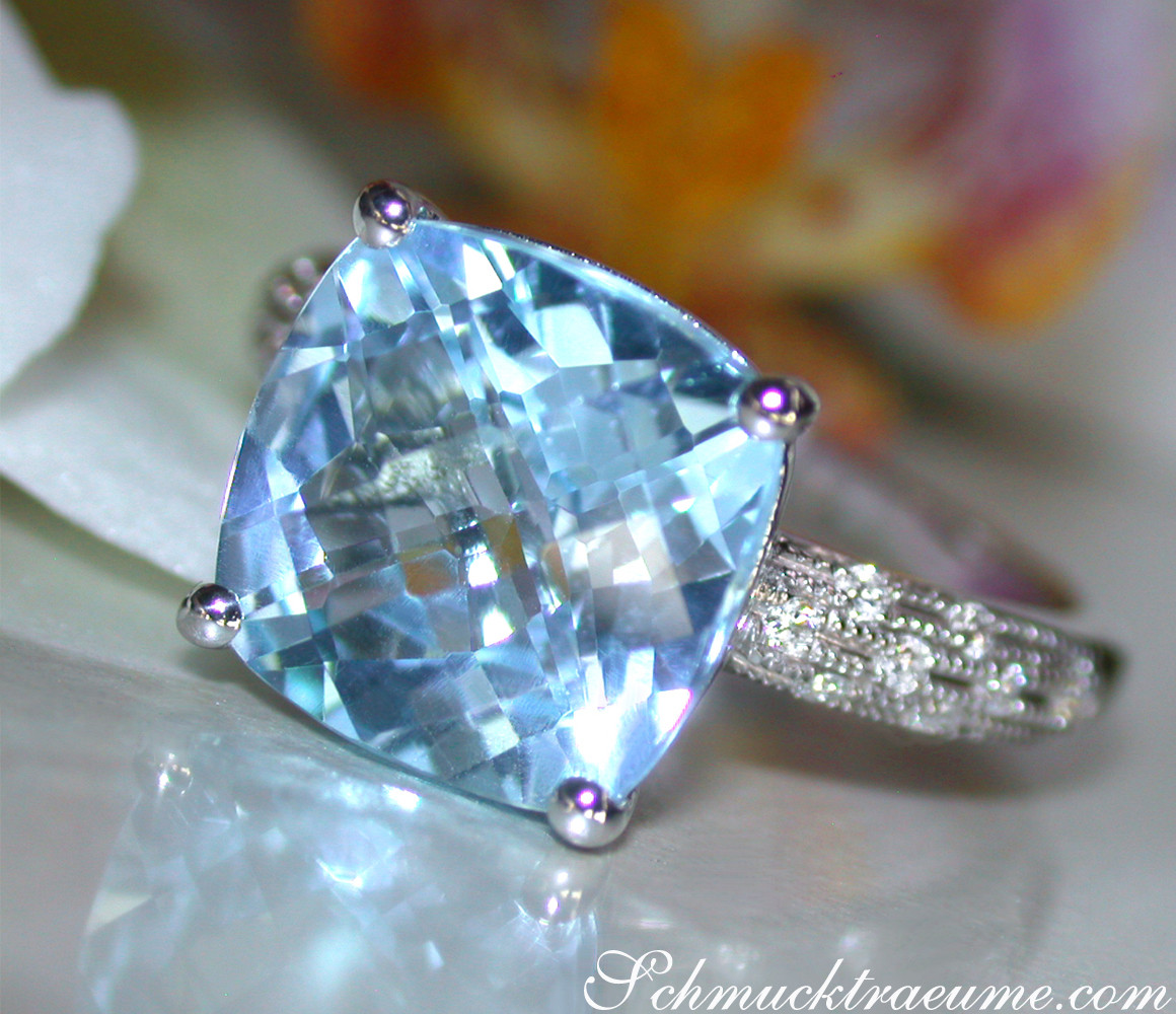 Weißgoldring mit großem Blautopas und Diamanten, detailreich, elegant.