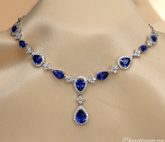 Klassisches Saphir-Collier mit Brillanten auf Silberhaut Klassisches Saphir-Collier mit Brillanten auf Silberhaut