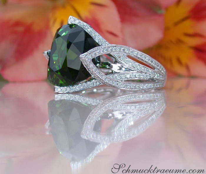 Stattlicher Turmalin-Ring mit Brillanten, detailreiche Verarbeitung, 14.760 Karat, Weißgold 750