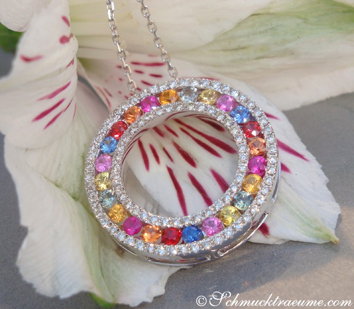 Regenbogen Saphir Anhänger mit Brillanten, detailreich, auf Blütenblatt gelegt