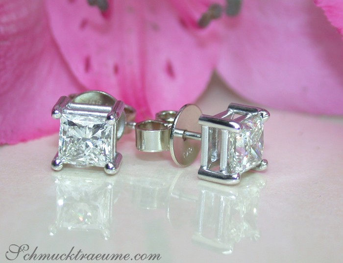 Detailansicht von Princess Diamanten Solitär Ohrstecker in Weißgold 750