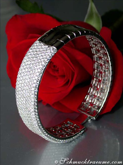 Schmucktraum: Brillanten-Armreif mit Weißgold 750, Detailaufnahme mit rotem Rosenblatt im Hintergrund