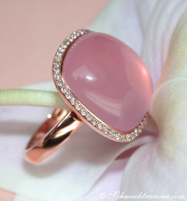 Rosenquarz-Ring in Roségold, Diamantenbesatz, Detailaufnahme auf Hand getragen
