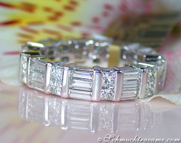 Memory-Ring aus Weißgold 750 mit Diamanten in verschiedenen Formen