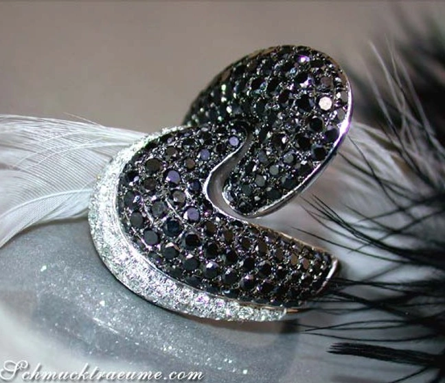 Schwarzdiamant-Ring mit 3.710 Karat in Weißgold 750, detailreich, elegant, mit Federdetail. Schwarzdiamant-Ring mit 3.710 Karat in Weißgold 750, detailreich, elegant, mit Federdetail.