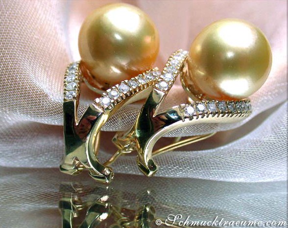 Goldene Südseeperlen-Ohrstecker mit Brillanten, Detailaufnahme, elegantes Design, Perlen in 11-12 mm, Gelbgold 750