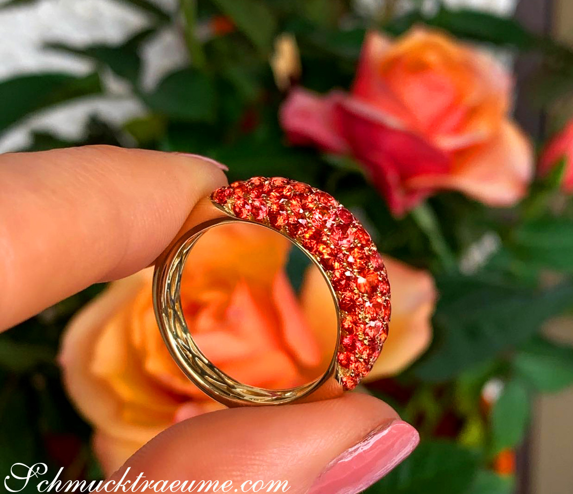 Edler Orange Saphir Pavéring, Gelbgold 585, Detailaufnahme vor Rosenblüte
