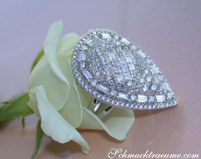 Weißgold-Tropfenring mit Diamanten, Detailaufnahme auf Rosenblüte