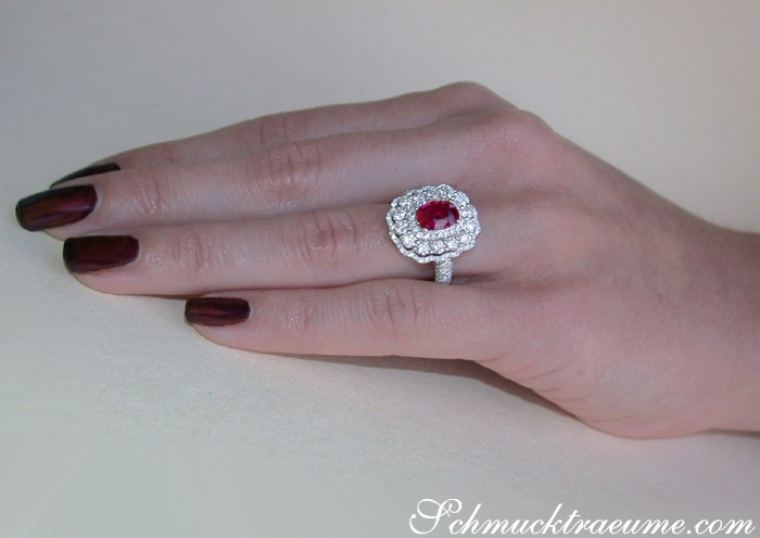 Weißgold-Ring mit Rubin und Brillanten, detailreich, elegant, Hand mit dunklen Nägeln