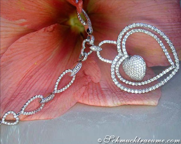Blumenblatt mit Diamant-Collier, Detailaufnahme, Perspektive von oben