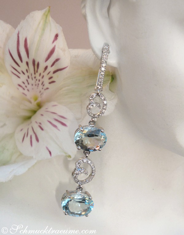 Aquamarin-Diamant-Ohrgehänge mit Weißgold 585, elegant auf weißem Hintergrund mit Blume.