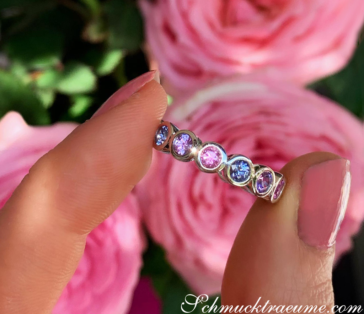 Memory-Ring mit Saphiren in Pastelltönen, detailreich, am Finger getragen