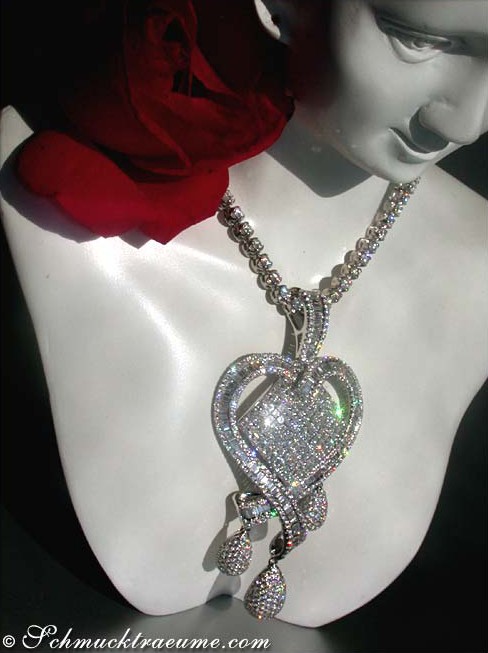 Stilvolle Herzanhänger-Detailaufnahme mit funkelndem Diamantbesatz