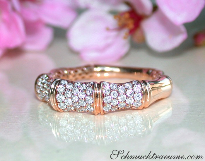 Detailaufnahme des Diamantringes im Bambusdesign auf weißem Untergrund