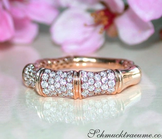 Detailaufnahme des Diamantringes im Bambusdesign auf weißem Untergrund